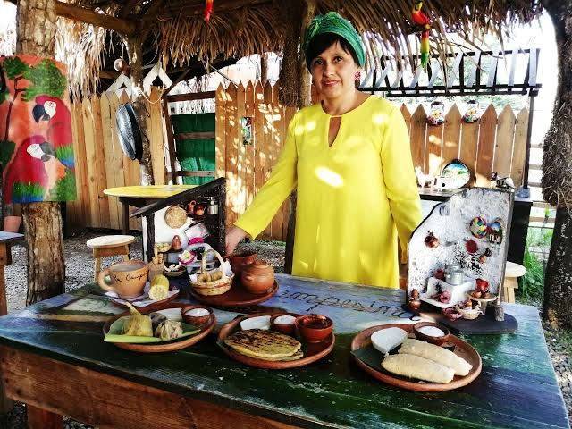 Traditional Honduran dishes served in clay bowls at La Campesina de las Riguas